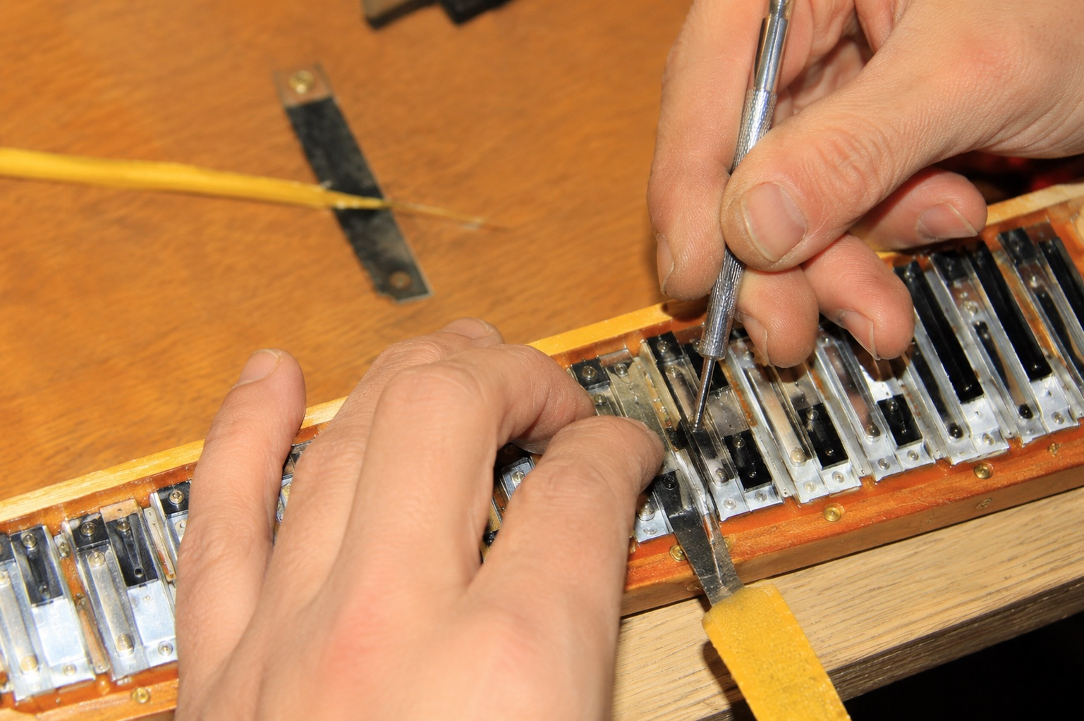 Feinarbeit an Stimmplatten einer Harmonika